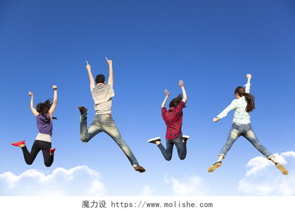 快乐的青年组一起跳跃欢呼胜利青春活力